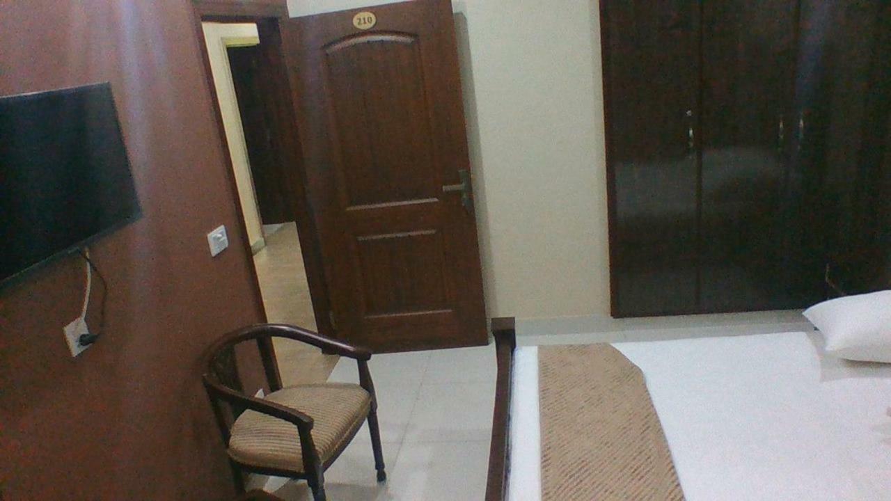 Red Roof Hotel Sahiwal 외부 사진